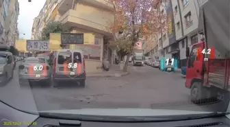 Esenler'de kamyonetin çarptığı ağaç devrildi