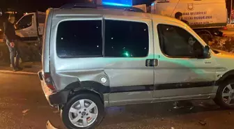 Işıkta bekleyen araçlara çarpan otomobil zincirleme kazaya neden oldu: 2 yaralı