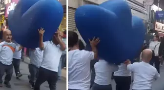 Vatandaşlar şaşkınlıkla izledi! Bir grup cüce cadde boyunca 'F' harfi taşıdı