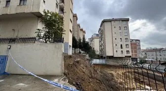 Kadıköy'de inşaat şantiyesindeki istinat duvarı yıkıldı