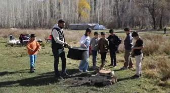 Kazanda pişirdiği etlerle sahipsiz kedileri besliyor