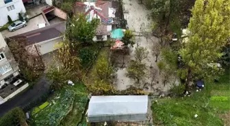 Küçükçekmece'de site otoparkını su bastı