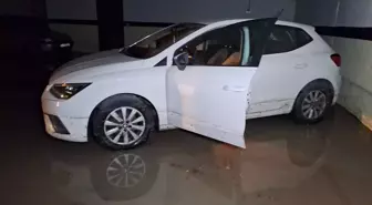 Küçükçekmece'de yağış nedeniyle su basan sitenin otoparkında 7 araç zarar gördü