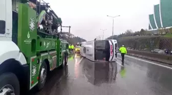 Maltepe'de servis minibüsü devrildi: 5 yaralı