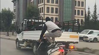Adana'da Motosiklet Sürücüsünün Tehlikeli Yolculuğu Kamerada