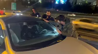 Otoyolda aracının içinde uyuyan adamı itfaiye camı kırarak uyandırdı