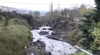 Sarıyer'de yol çöktü; araçlar dereye düştü