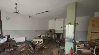 Sarıyer'de yolun çökmesi sonucu pikap ile kamyonet dereye düştü