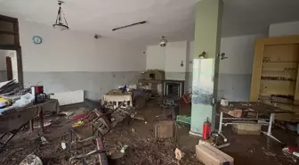 Sarıyer'de yolun çökmesi sonucu pikap ile kamyonet dereye düştü