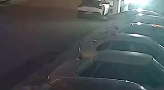 Şiddetli fırtınayla harekete geçen çöp konteyneri, iki otomobilin arasında durdu o anlar kamerada