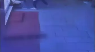 Sultangazi'de kapkaç girişimi kamerada; telefonu sahibinin elinden çalamayan şüpheli kaçtı