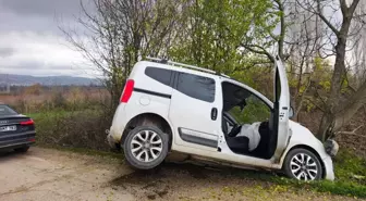 Ağaca çarpan hafif ticari araçtaki aynı aileden 4 kişi yaralandı