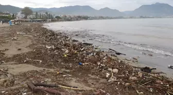 Alanya'da sağanak ve fırtına ile denize sürüklenen atıklar sahilde kirlilik oluşturdu