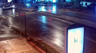 Alkollü ve ehliyetsiz sürücünün otomobili, karşı şeride geçip kaldırıma çıktı