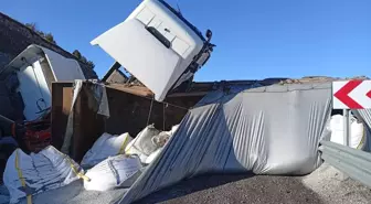 Ardahan'da iki tır ve otomobil çarpıştı