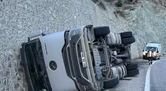 Artvin'de kömür yüklü tırın devrilmesi sonucu sürücü yaralandı