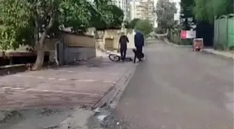 Bisikletli çocuğu darp etti