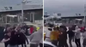 Sokak ortasında meydan savaşı! Demir sopalarla birbirlerine acımadan vurdular