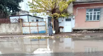 Caddede biriken sular evleri bastı