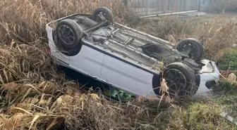 Çivril'de devrilen otomobilin sürücüsü yaralandı