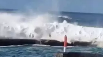 Dev dalgalar turistleri yuttu: 3 ölü, 5 yaralı