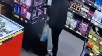 Esenler'de bir zincir markette hırsızlık: Vitrindeki cep telefonunu böyle çaldı