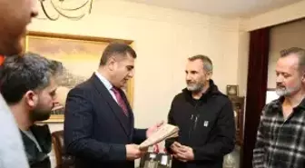 Gazeteciler, Düzce'nin il olduğu günün Resmi Gazetesi'ni Vali Aslan'a hediye etti