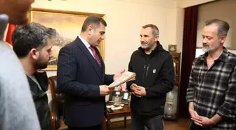 Gazeteciler, Düzce'nin il olduğu günün Resmi Gazetesi'ni Vali Aslan'a hediye etti