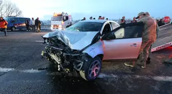 Kars'ta iki otomobilin çarpışması sonucu 6 kişi yaralandı