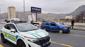 Kayseri'de 3 polis aracına çarparak kaçan şüpheli araç lastiklerine ateş edilerek yakalandı