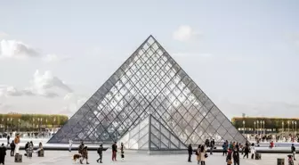 Louvre Müzesi'nde su sızıntısı: Yüzlerce kitap hasar gördü