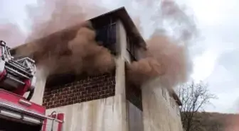 Meyve kasalarının bulunduğu depo küle döndü