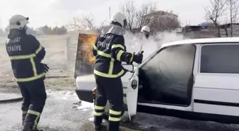 Seyir halindeki otomobilin motor kısmından alevler yükseldi