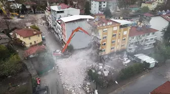 Sındırgı'da ağır hasarlı binaların yıkımı ve enkaz kaldırma çalışmaları sürüyor