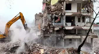 Sındırgı'da deprem sonrası yıkımlar yeniden başladı