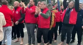 Sokağa çıkan herkes çıplak ayaklı eylemci gördü