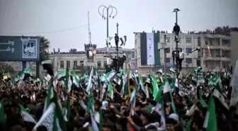 Suriyeliler Esad rejiminin devrilmesinin 1'inci yıl dönümünü Emevi Meydanı'nda kutladı