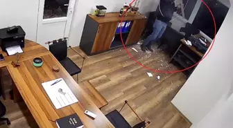 Tavana bastı, ofise düştü: Yara almadan kurtuldu