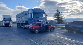 Tır, çarptığı otomobili 20 metre sürükledi