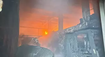 Uşak'ta plastik poşet üretimi yapan fabrikada yangın çıktı