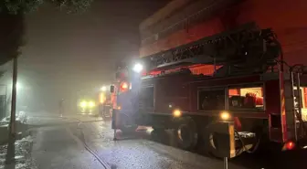 Uşak'ta poşet fabrikasında çıkan yangın söndürüldü