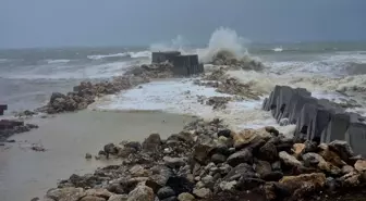 Zonguldak'ta fırtına nedeniyle dalga boyu 4 metreye ulaştı