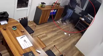 Adımını attığı gibi alt kata düştü! Yürekleri ağza getiren kaza kamerada