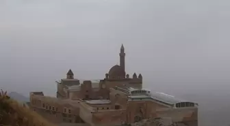 Ağrı'da İshak Paşa Sarayı'nın çevresi sisle kaplandı