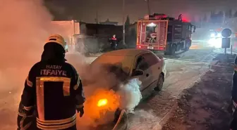 Antakya'da yanan otomobilde hasar oluştu