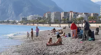 Aralık ayında denize girip, güneşlendiler