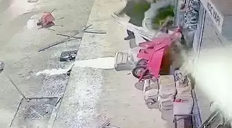 Çorum'da akılalmaz olay: Eline ne geçtiyse yola fırlattı