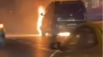 Esenyurt'ta hafif ticari araç alev alev yandı