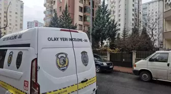 Eşinin evini baltayla açamayınca bina görevlisinin eşini bıçaklayarak öldürmüş