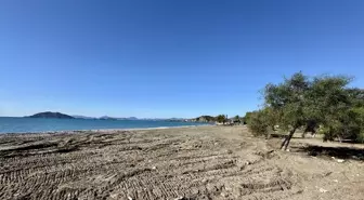 Fethiye sahilinde imara aykırı yapıların yıkımı sürüyor